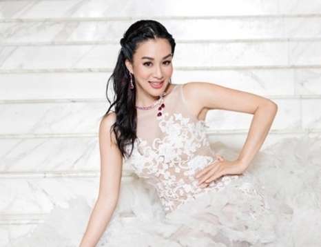 钟丽缇：三段婚姻三个女儿，如今嫁“弟弟”依旧无人看