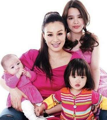 钟丽缇：三段婚姻三个女儿，如今嫁“弟弟”依旧无人看