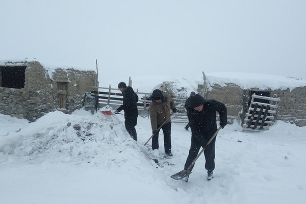 青河法院住村工作组冒着严寒帮助学校和村民清理积雪