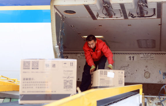 “双十一”南航新疆货运增三成 日均进出港货邮达260吨