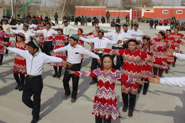 叶城县林场举行“民族团结一家亲”广场舞活动