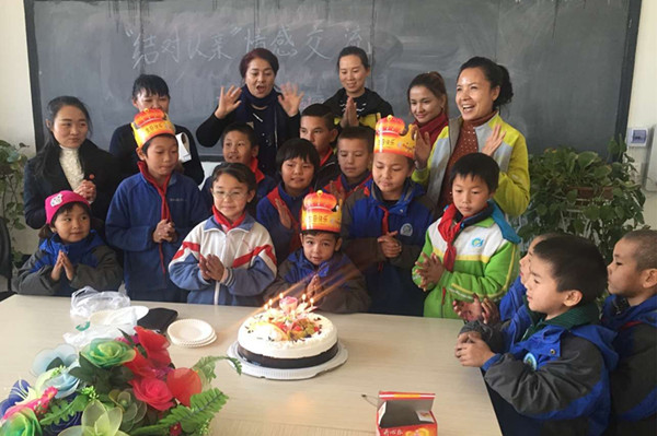 民族团结一家亲---“今天，我多了个妈妈”——若羌县城西新区学校“结对认亲”帮扶活动