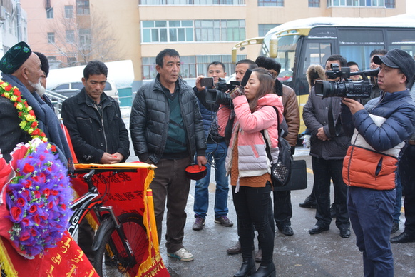 85岁维吾尔族“骑士”荣归故里 受到家乡人热烈欢迎