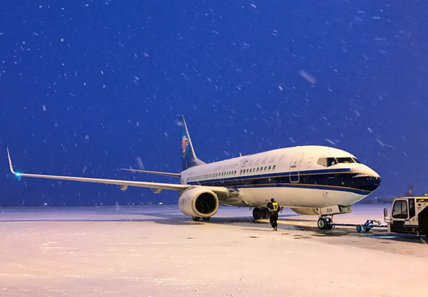 乌鲁木齐持续降雪，南航在疆飞机除冰离港