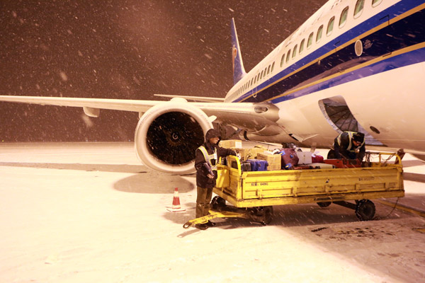 乌鲁木齐持续降雪，南航在疆飞机除冰离港