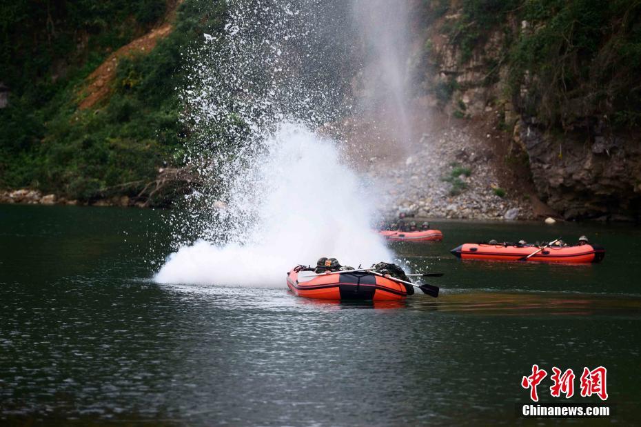 广西武警特战队员深山“修炼” 挑战水上极限体能