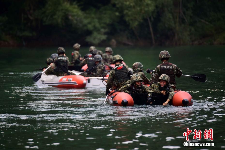广西武警特战队员深山“修炼” 挑战水上极限体能