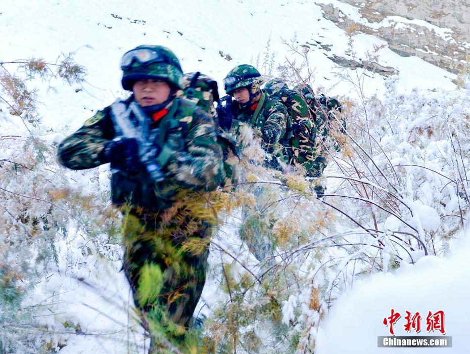 新疆边防入伍新兵风雪中砥砺前行磨练意志