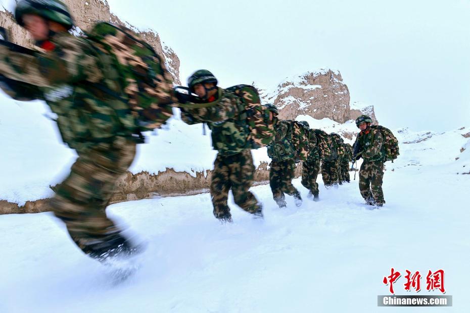 新疆边防入伍新兵风雪中砥砺前行磨练意志