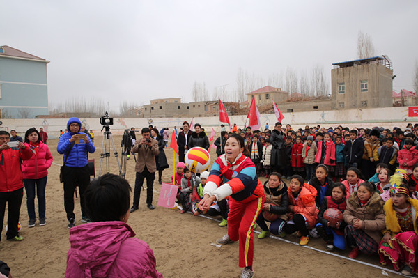 奥运名将“空降”快乐操场新疆站 见证体育的力量