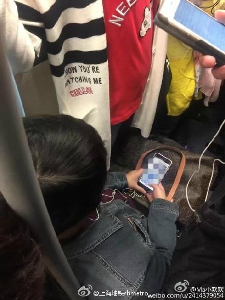 上海地铁早高峰现“板凳族” 运营方：有安全隐患