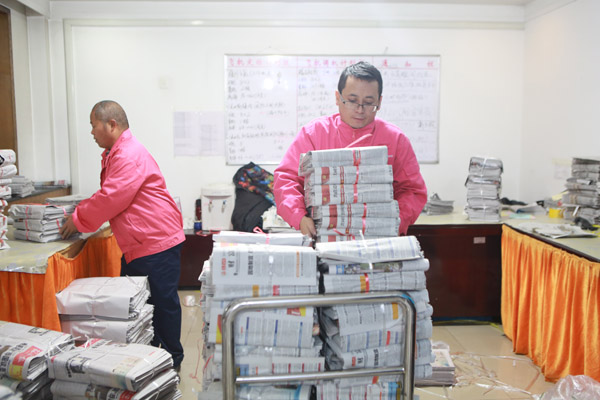 南航新疆配报员：夜间8小时清点2万多份报纸