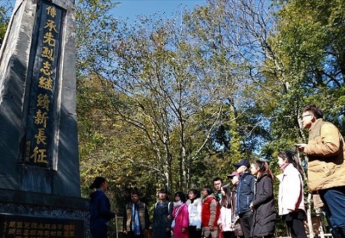 “网友重走长征路”探访湖南城步 瞻仰红军长征烈士纪念碑