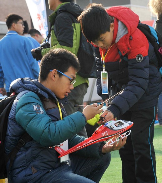 2016年河南省中小学科技体育竞赛开幕 1600名选手携作品亮相