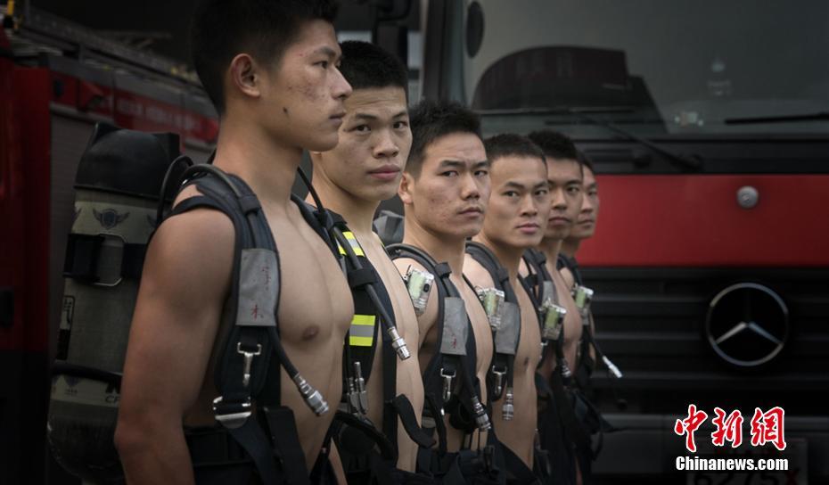 宁波消防官兵拍“性感写真” 记录老兵的最后警营时光