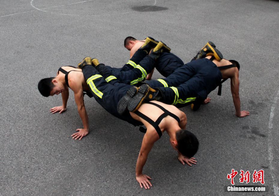 宁波消防官兵拍“性感写真” 记录老兵的最后警营时光