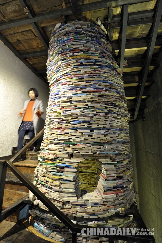 西安陪读妈妈用4吨书搭6米高“书井”