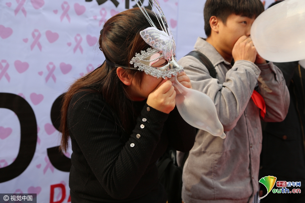 重庆举办防治艾滋病活动：市民比赛吹安全套