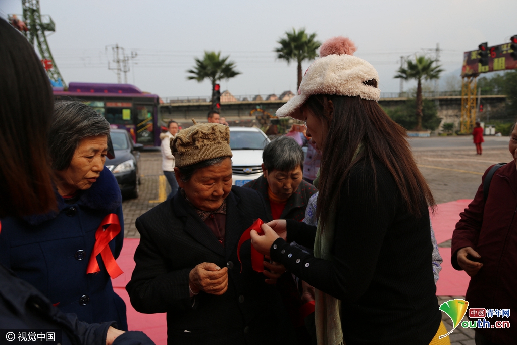 重庆举办防治艾滋病活动：市民比赛吹安全套