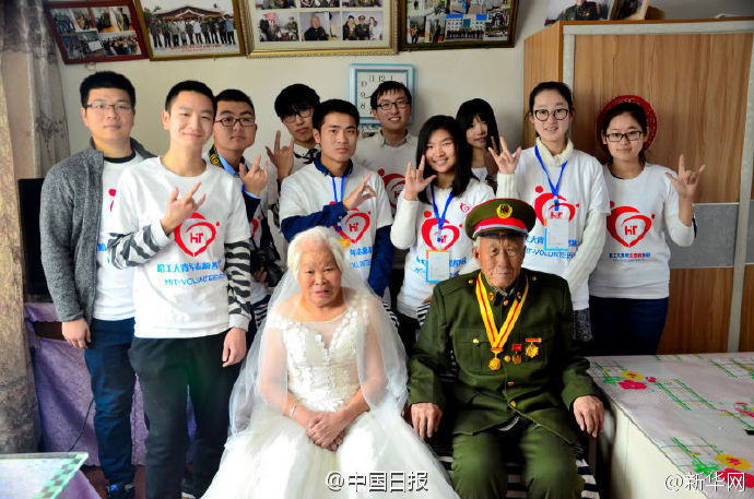 哈尔滨9旬老兵与老伴拍摄第一张婚纱照