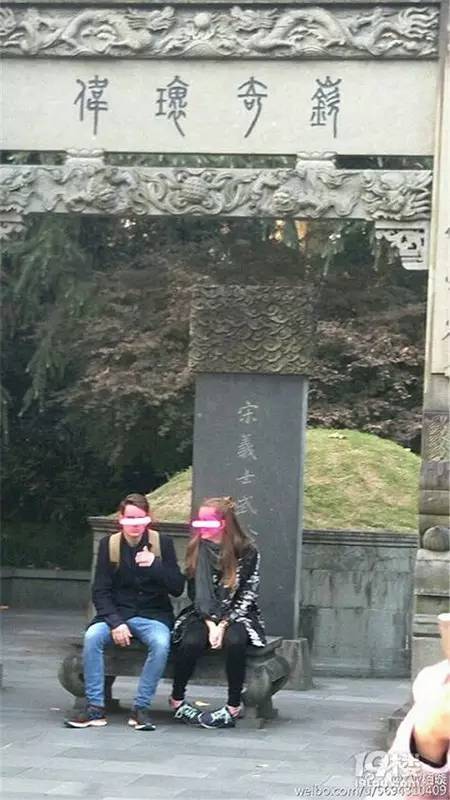 尴尬!外国游客来西湖玩 把武松墓供桌当成了石凳