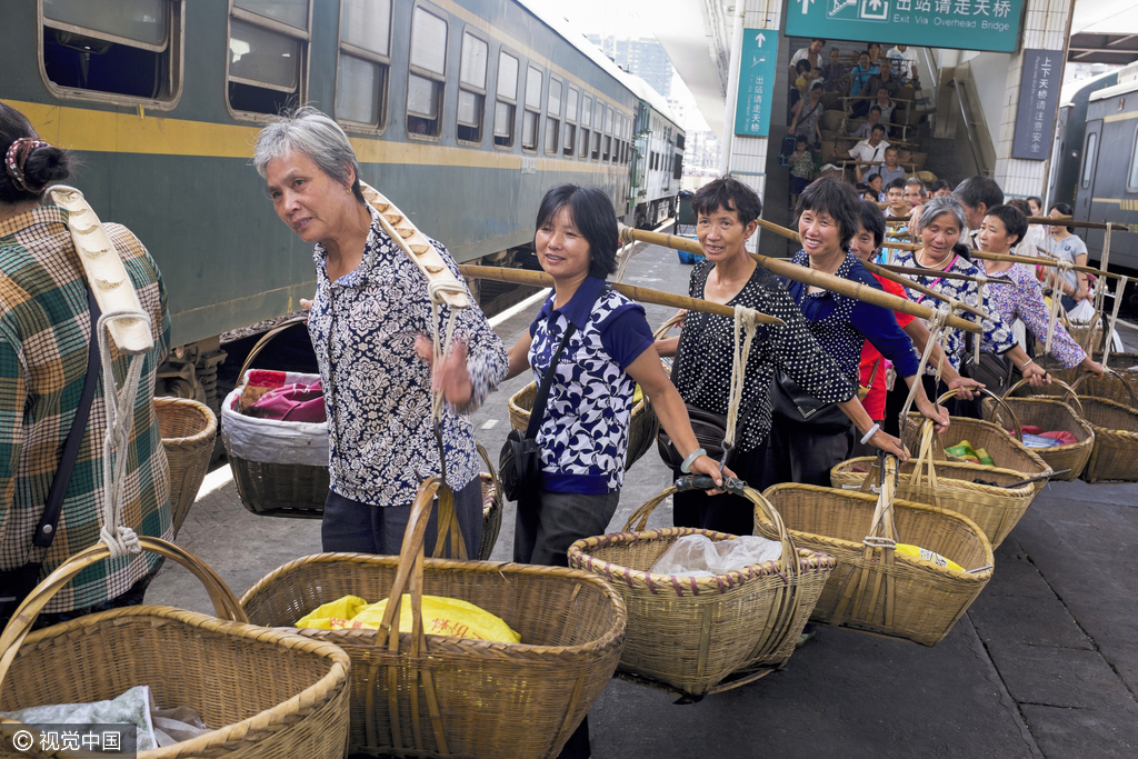 实拍菜农专列 京广线上最“袖珍”的火车
