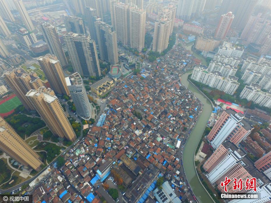 航拍上海市中心最大棚户区 周边豪宅均价10万以上