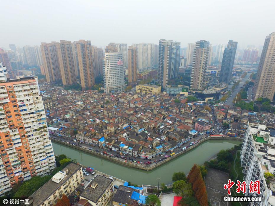 航拍上海市中心最大棚户区 周边豪宅均价10万以上