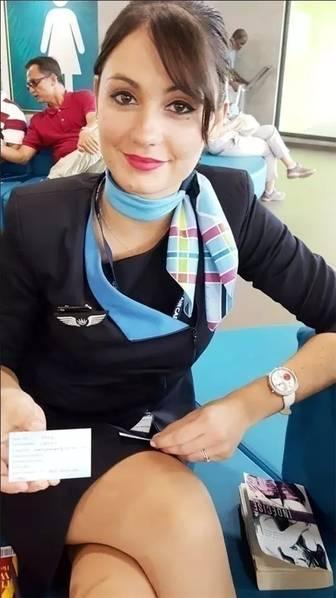 中国姑娘夺年度“世界最美空姐”冠军：为练微笑咬筷子几小时