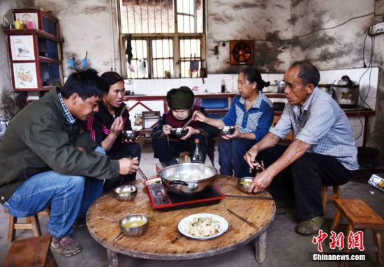 桂林114岁最长寿老人：提水洗衣手脚麻利