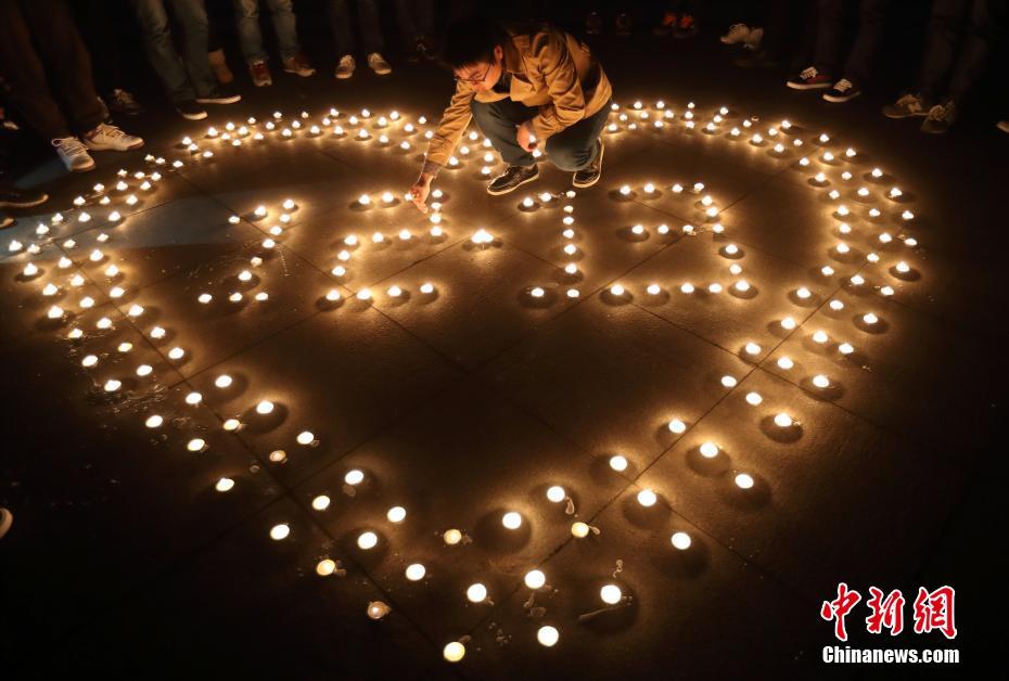 南京大学生烛光祭奠遇难同胞寄哀思