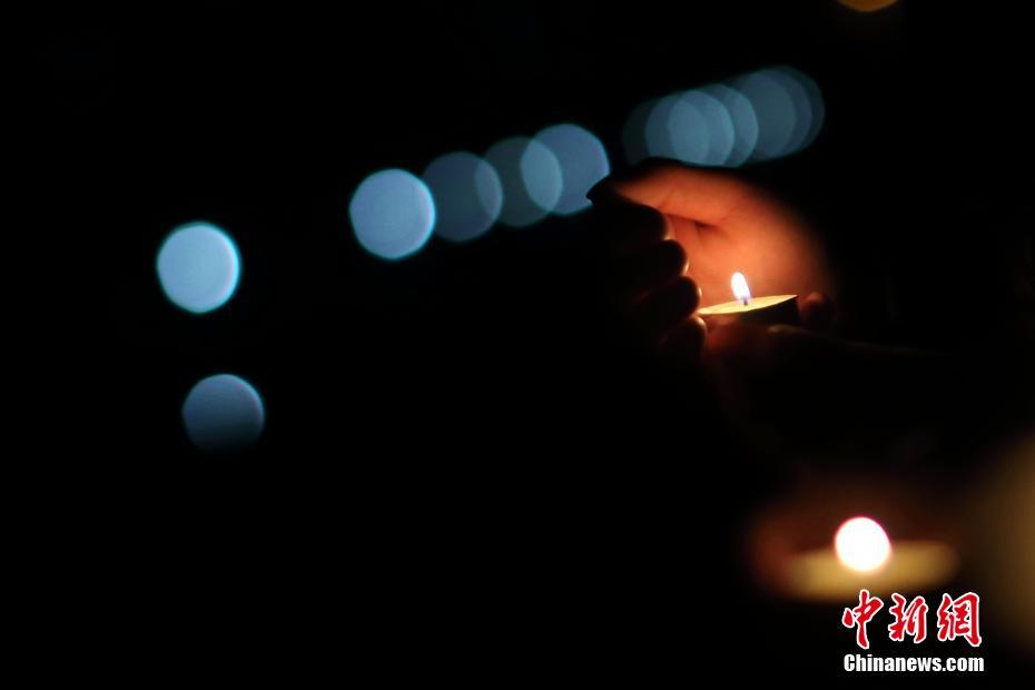 南京大学生烛光祭奠遇难同胞寄哀思