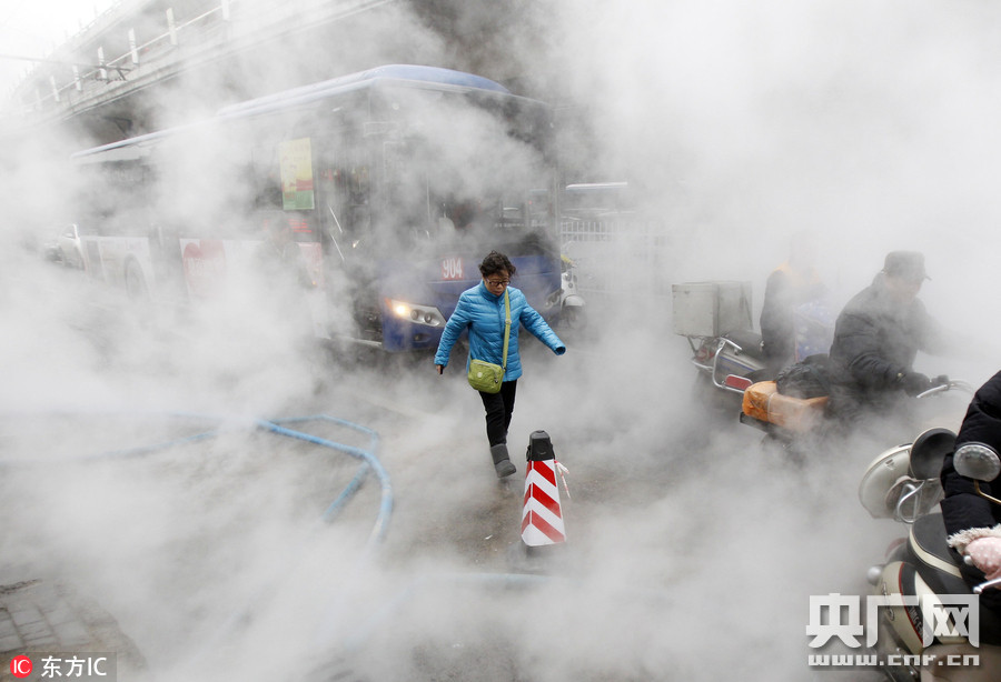 郑州一人行道热力管道爆裂 市民“腾云驾雾”去上班