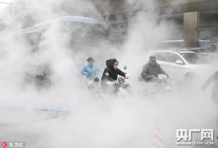 郑州一人行道热力管道爆裂 市民“腾云驾雾”去上班