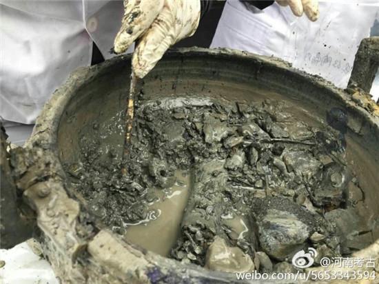 河南考古发掘现场挖出“牛肉汤” 鼎内骨头清晰可见