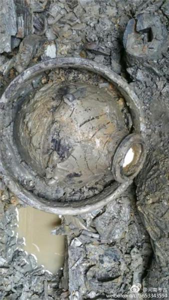 河南考古发掘现场挖出“牛肉汤” 鼎内骨头清晰可见