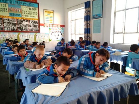 叶城县第六小学开展“民族团结一家亲”学生百题竞赛