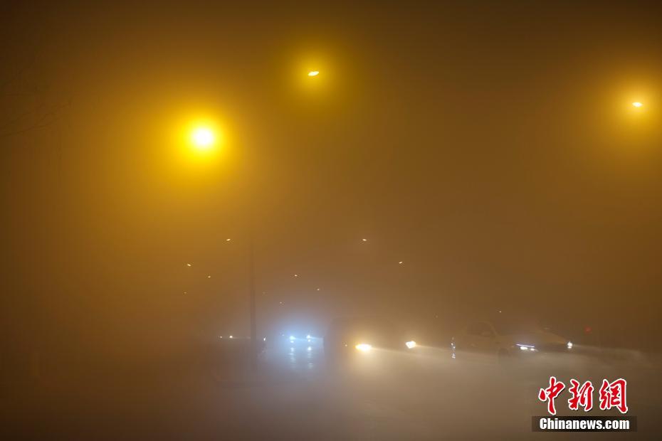 北京遭遇雾霾红色预警 能见度低