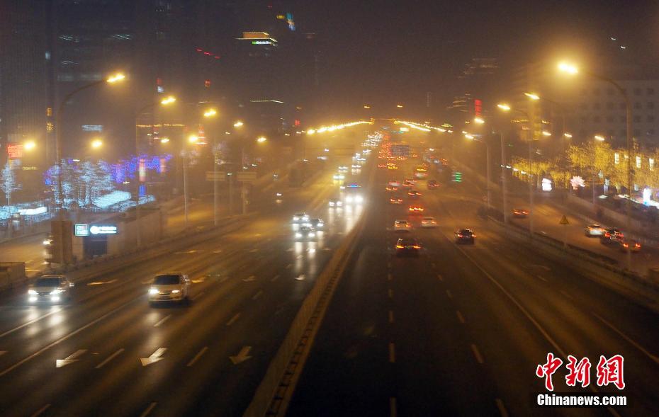 北京遭遇雾霾红色预警 能见度低