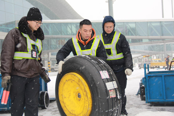 乌鲁木齐持续降雪，南航新疆积极保障航班运行