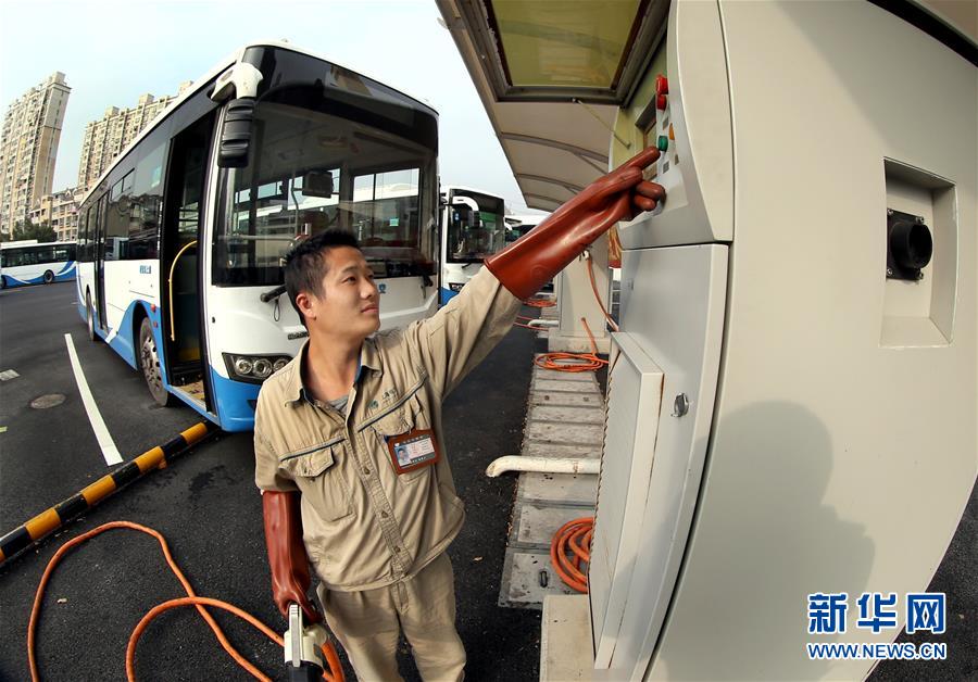 上海：公交车用上太阳能
