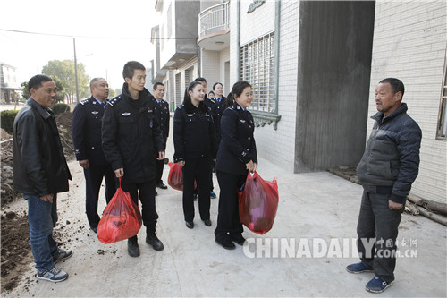 江陵警方开展“捐衣物、献爱心”活动 200余件衣被送贫困群众