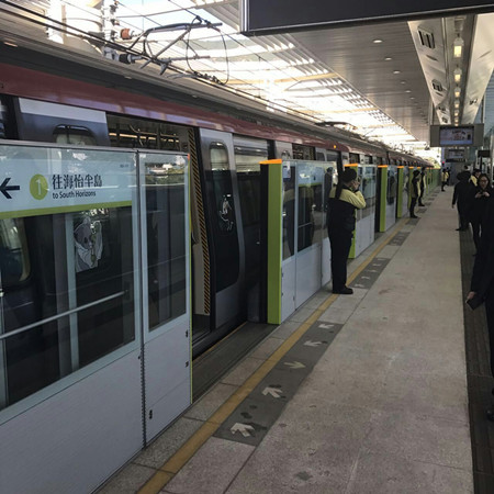中车长客制造国内首列无人驾驶列车在香港举行开通仪式
