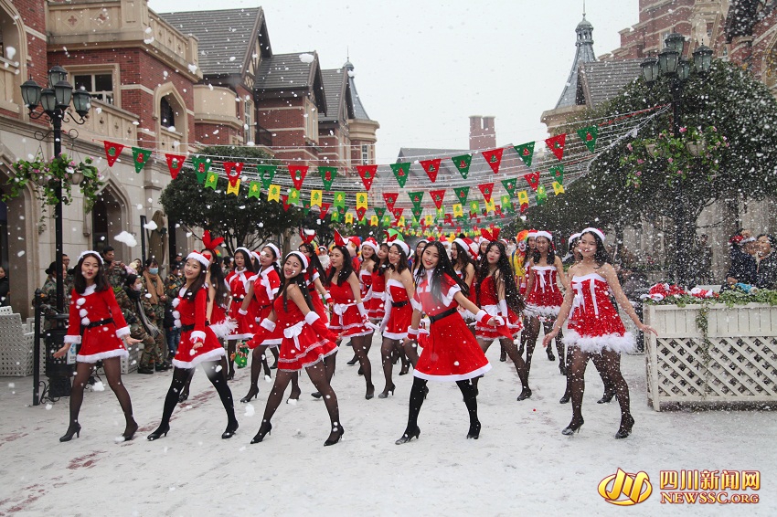 四川一高校人工降雪过圣诞 白雪茫茫堪比韩剧片场