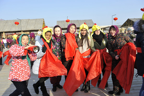 冬季稻草艺术节吸引大批外国游客