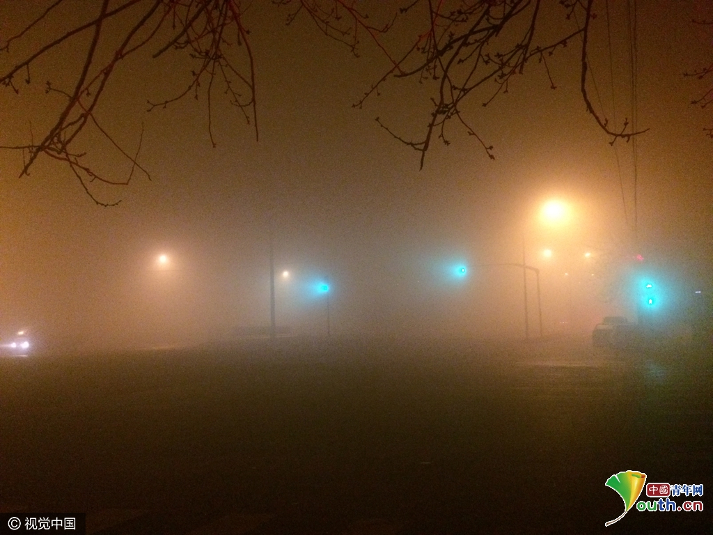 雾霾笼罩北京 部分路段能见度不到50米