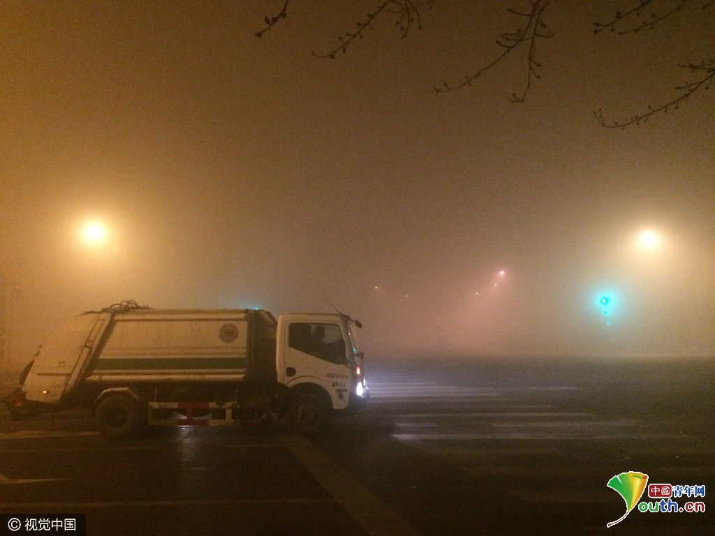 雾霾笼罩北京 部分路段能见度不到50米
