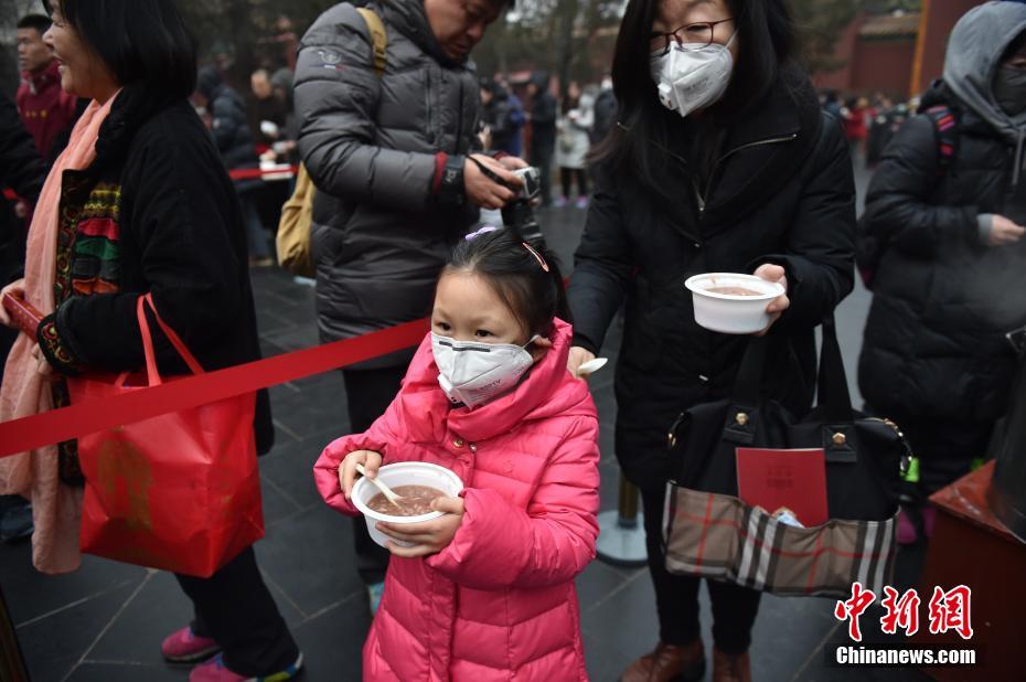 腊八节北京民众雍和宫领腊八粥讨吉利