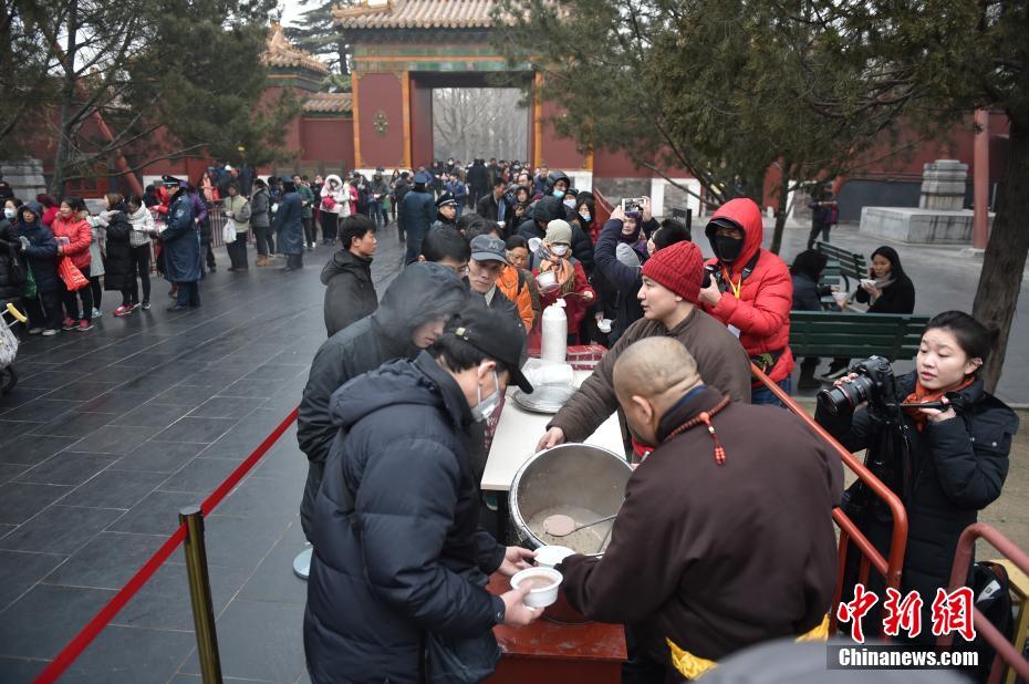腊八节北京民众雍和宫领腊八粥讨吉利