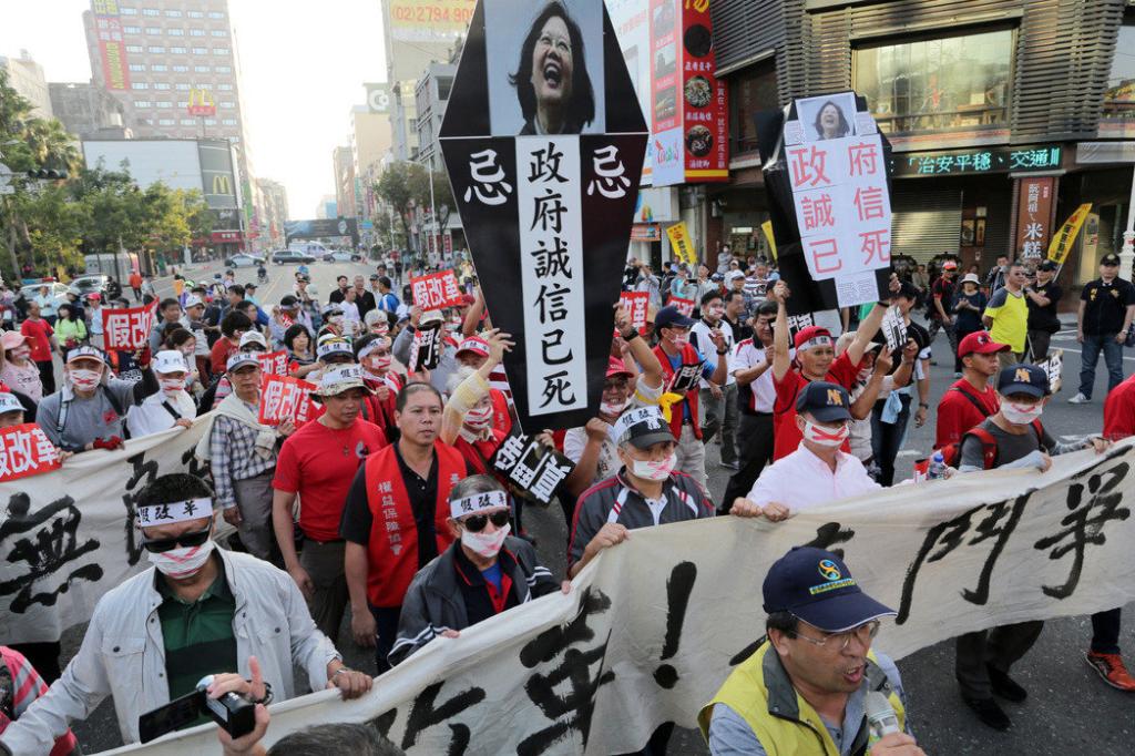 台民众游行反对年金改革：有人举蔡英文“墓碑”